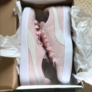 Size 10 Women’s Puma tennis shoes